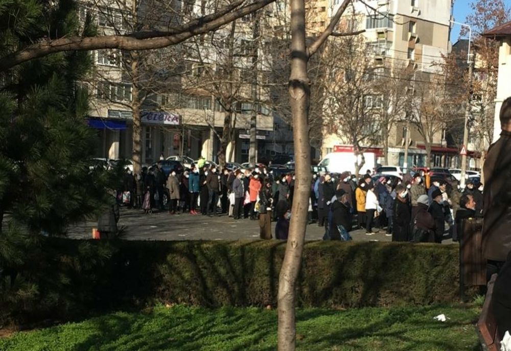 Mii de credincioși la rând pentru Aghiasma Mare