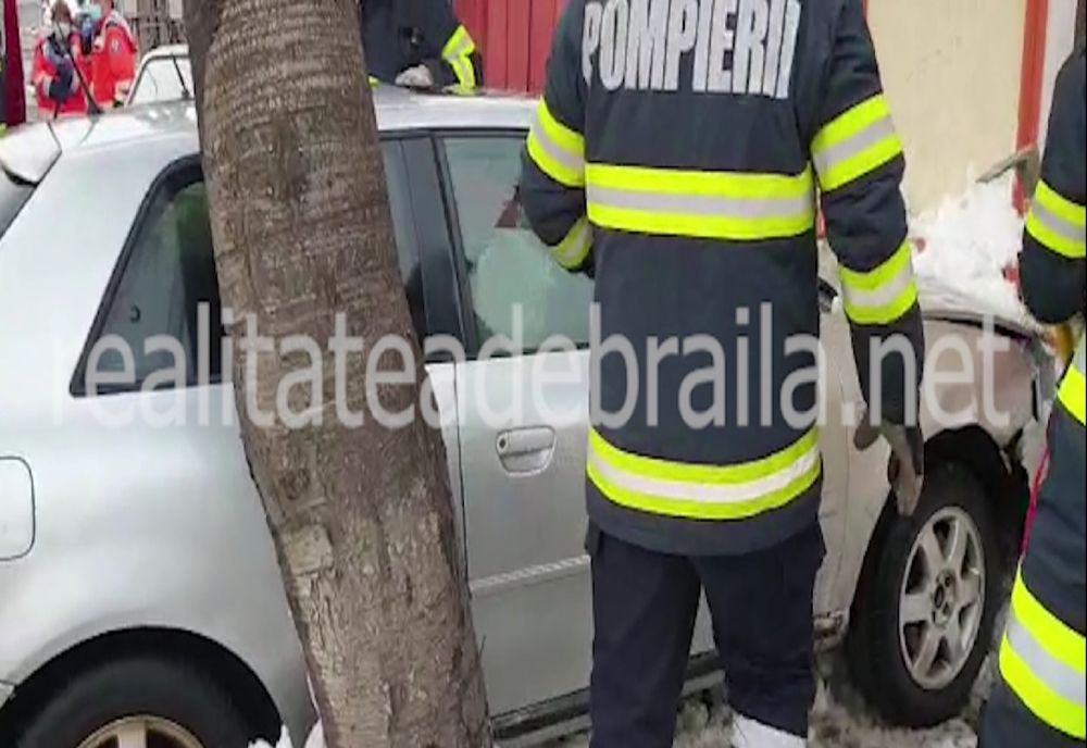 Un șoferdrogat a intrat cu mașina în peretelei unei case