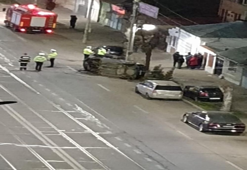 Accident pe Dorobanți! Șoferul băut s-a răsturnat cu mașina și a lovit un autoturism parcat