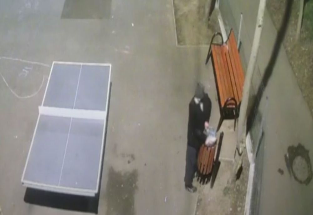 Video: Bărbat surprins de camerele de supraveghere furând componente metalice de la coșurile de gunoi
