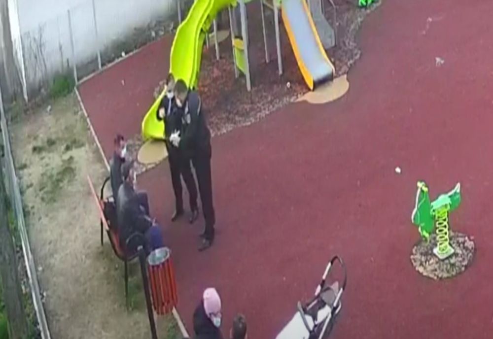 Video: Parcul de joacă transformat în bar de doi bărbați