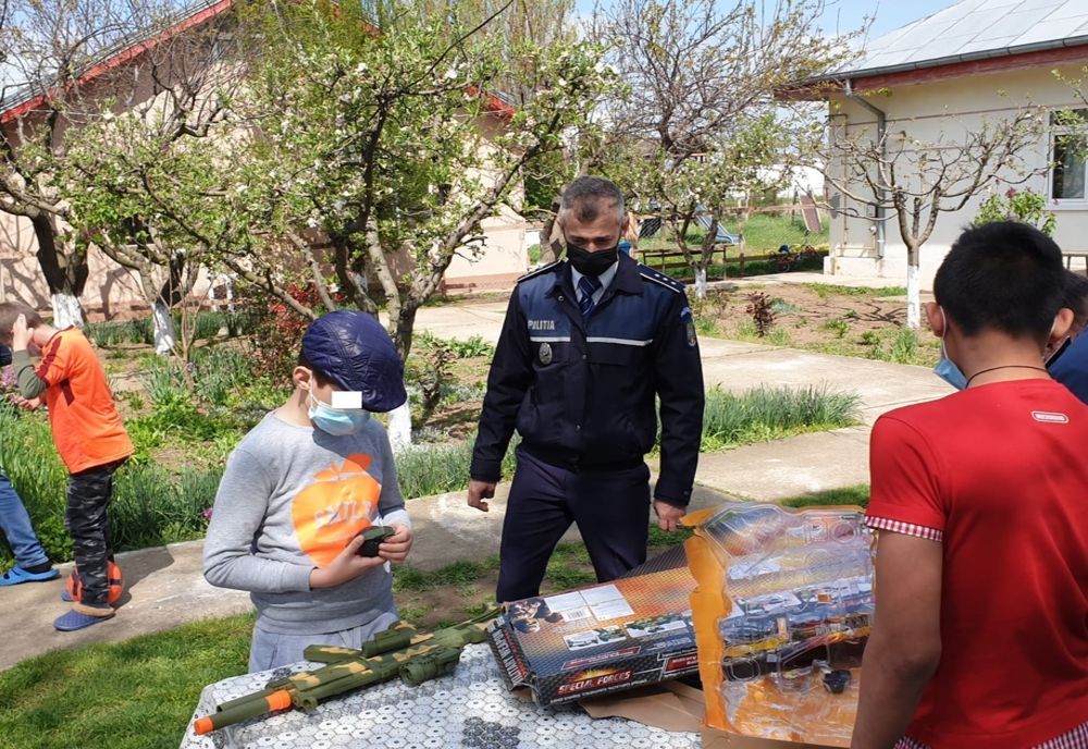 Ajutat de polițiștii brăileni, iepurașul a ajuns la copiii de la căsuțele DGASPC Brăila