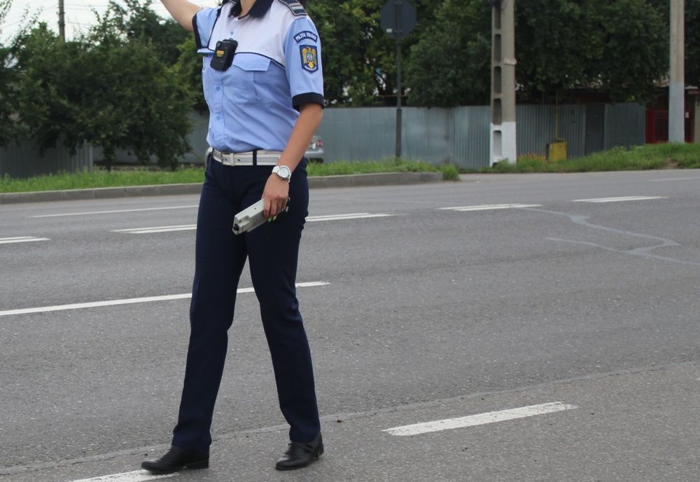 Unul băut, celălalt fără permis, nu au oprit la semnalele polițiștilor