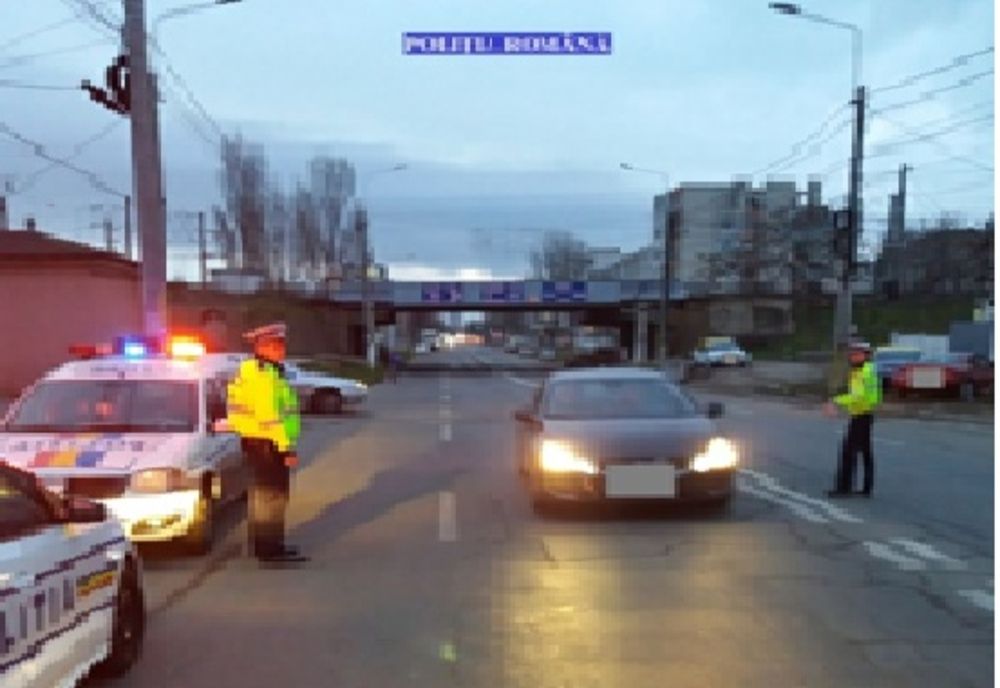 O tânără ce trebuia să fie în carantină depistată ca pasageră în autoturismul unui bărbat care avea permisul suspendat