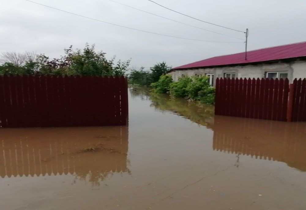 Inundații în două gospodării din localitatea Pietroiu