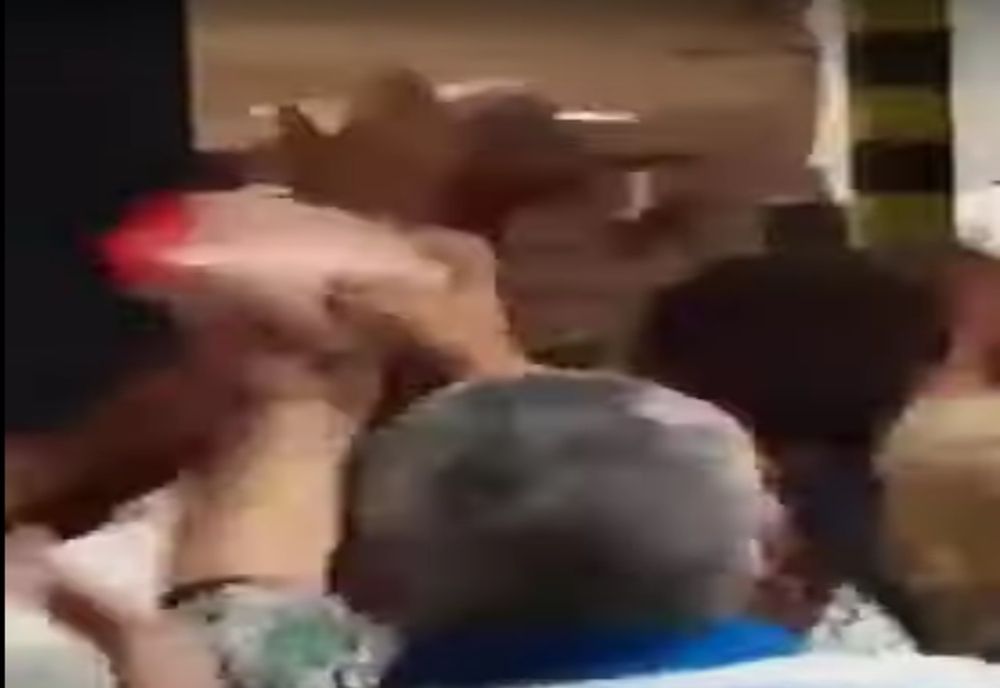 Video: Bătaie pe pui refrigerați la ”ofertă”