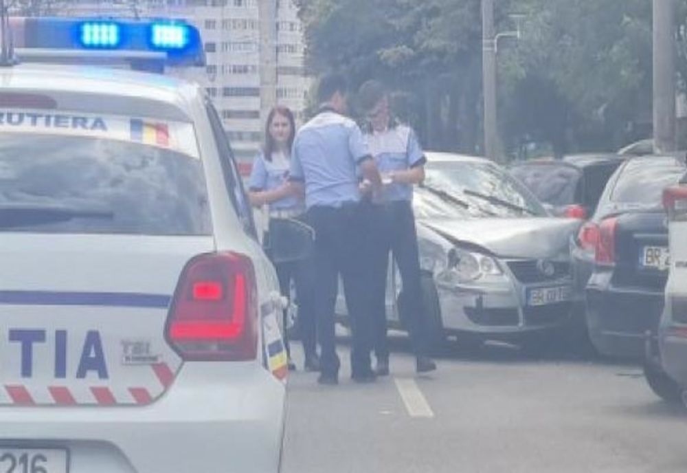 I s-a făcut rău la volan și a lovit 5 mașini parcate