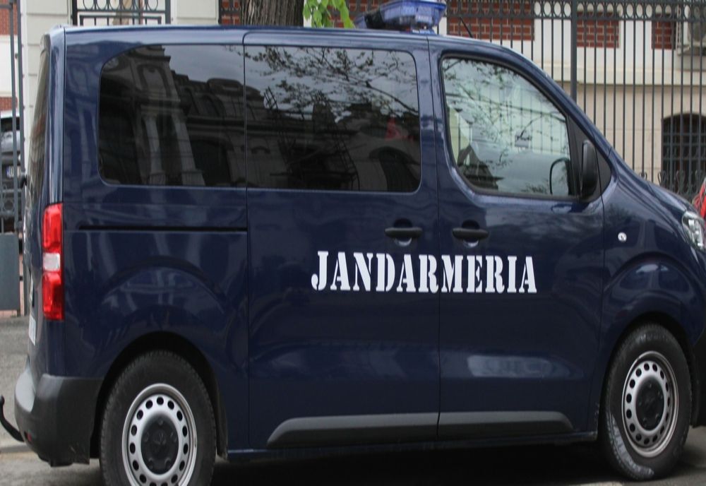 Haine de ”firmă” vândute la taraba din Piața Obor