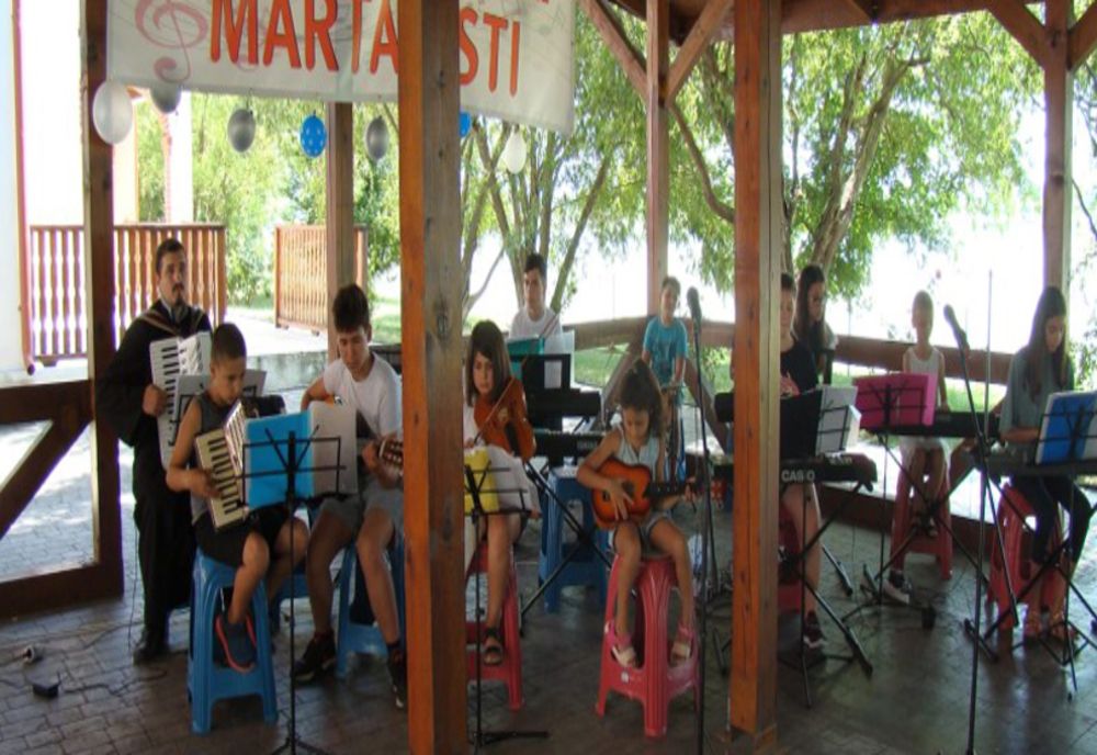 Bucurii pentru copiii din Mărtăceşti