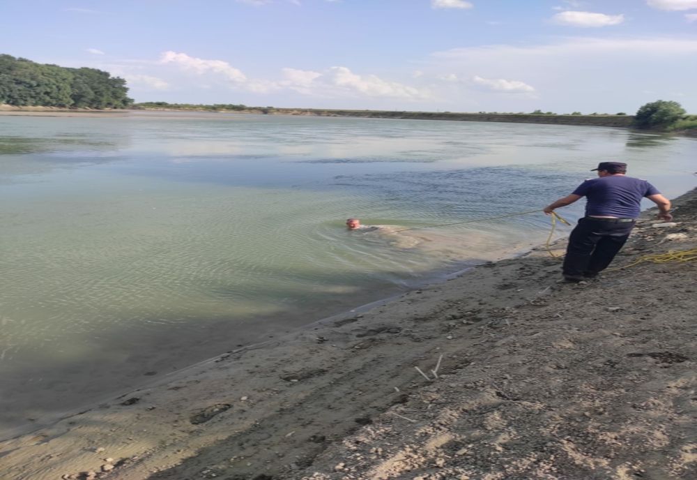 Scafandrii caută un bărbat posibil înecat în râul Siret