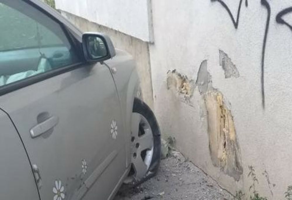 De beat ce era a intrat cu mașina în fațada unui bloc din cartierul Apollo