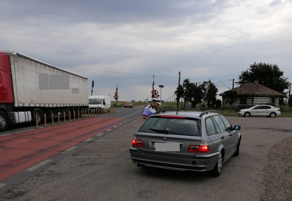 În acțiunea de aseară polițiștii au reținut 3 permise de conducere, unul pentru valabilitate expirată și alte două pentru depășire neregulamentară în trafic