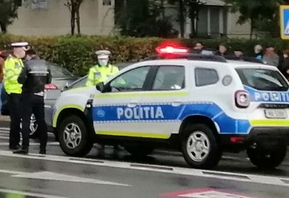 Un şofer gălăţean s-a răsturnat cu maşina după ce a intrat în coliziune cu o altă maşină pe strada Grivița din Brăila