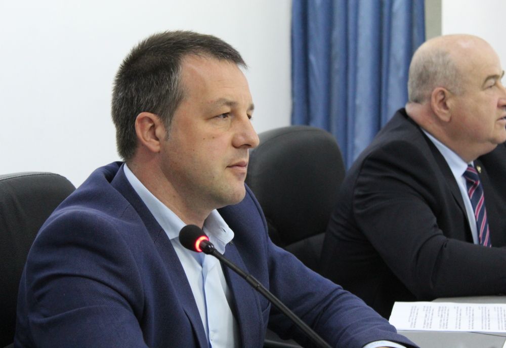 Contre între primar și consilierii PNL pe tema închiderii centrelor de vaccinare din sălile de sport din unitățile școlare