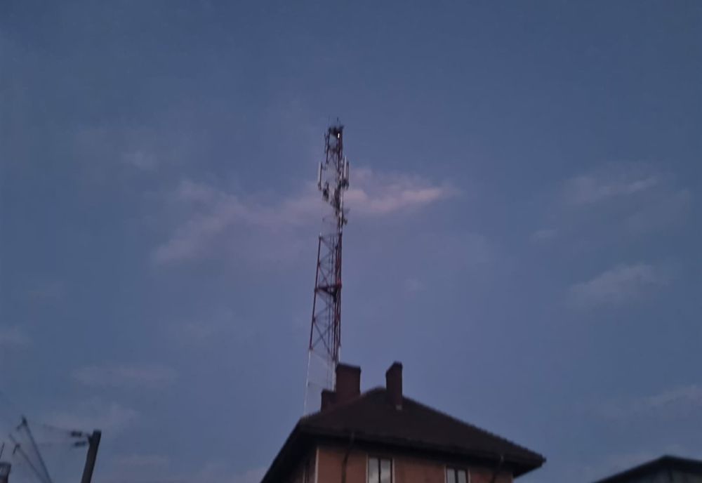 Un bărbat amenință că se aruncă după antena - releu de lângă Gara Făurei