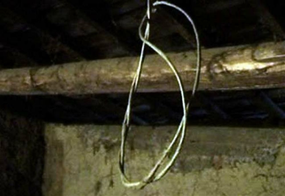 Bărbat de 31 de ani găsit spânzurat în propria locuință