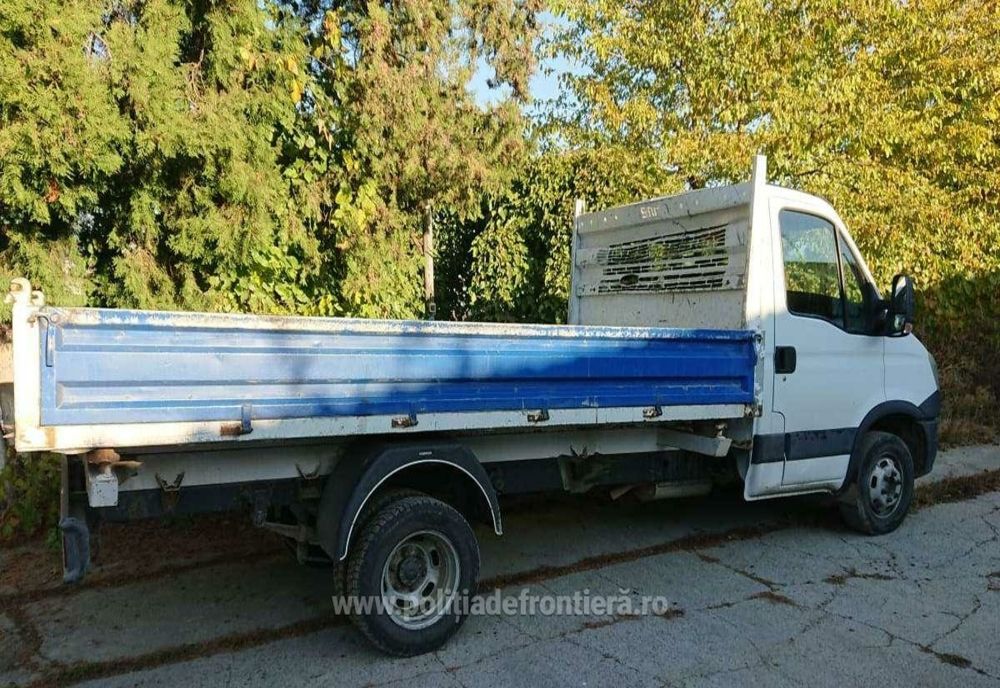 Autoutilitară furată de un tânăr fără permis de conducere