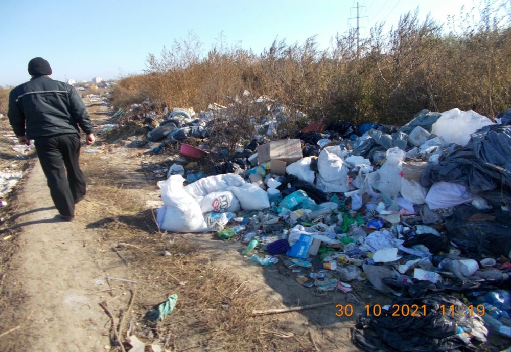 Polițiștii locali au surprins 13 persoane în timp ce aruncau tot felul de deșeuri pe domeniul public