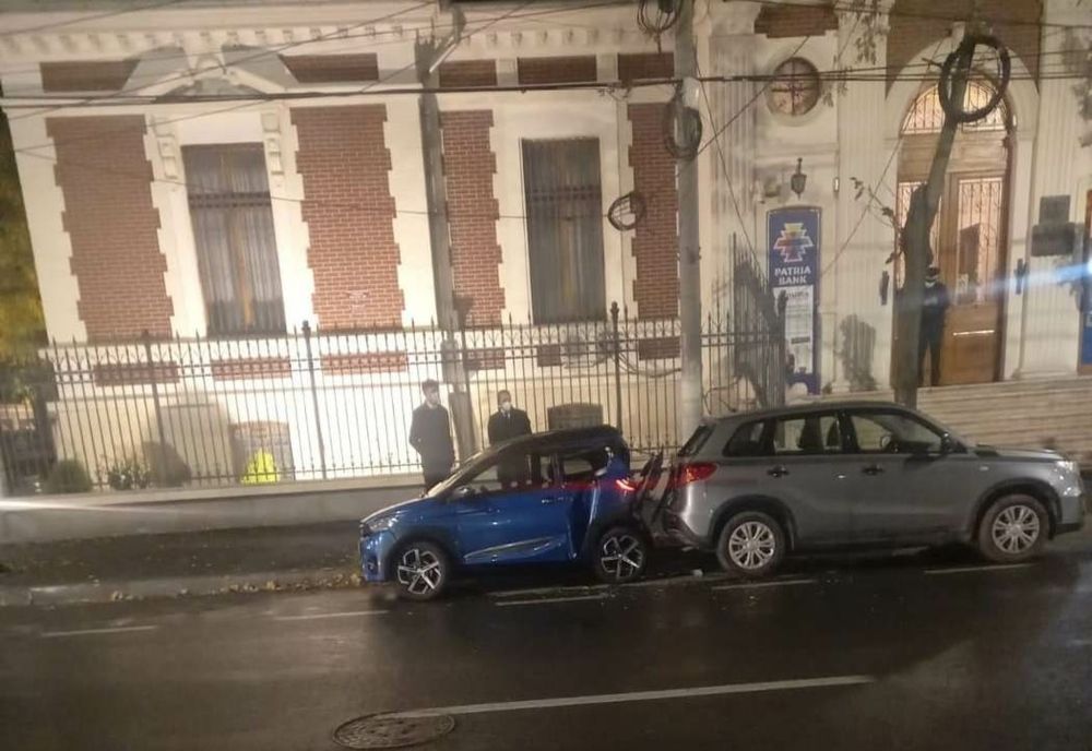 Un șofer de 17 a intrat cu vehiculul său într-o mașină parcată pe Calea Călărașilor