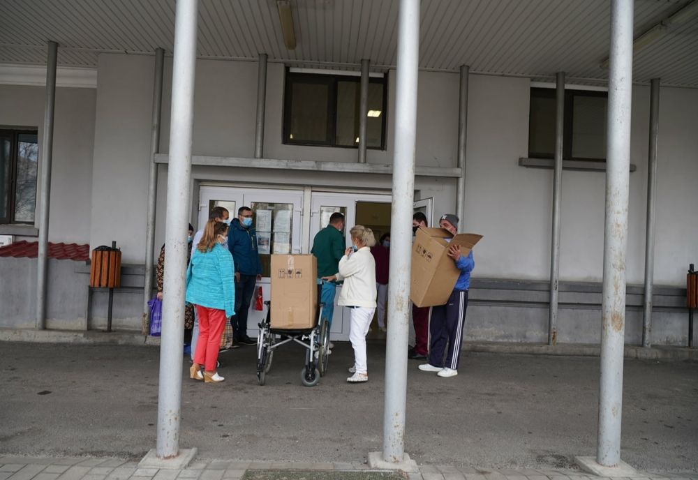 Parohia ”Sf. Filofteia” din Brăila sprijină semenii nevoiaşi şi unităţile medicale 