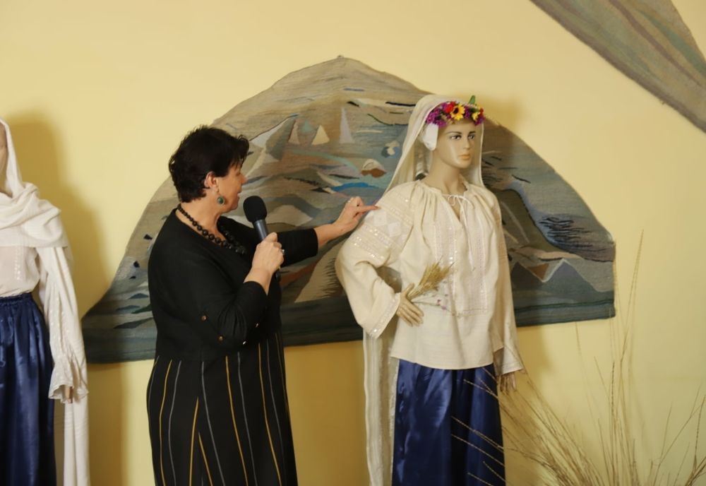 Dezbatere metodologică: "Căminul cultural, centrul vital al cunoaşterii, conservării şi promovării zestrei strămoşeşti - Tradiţii, obiceiuri şi meşteşuguri"