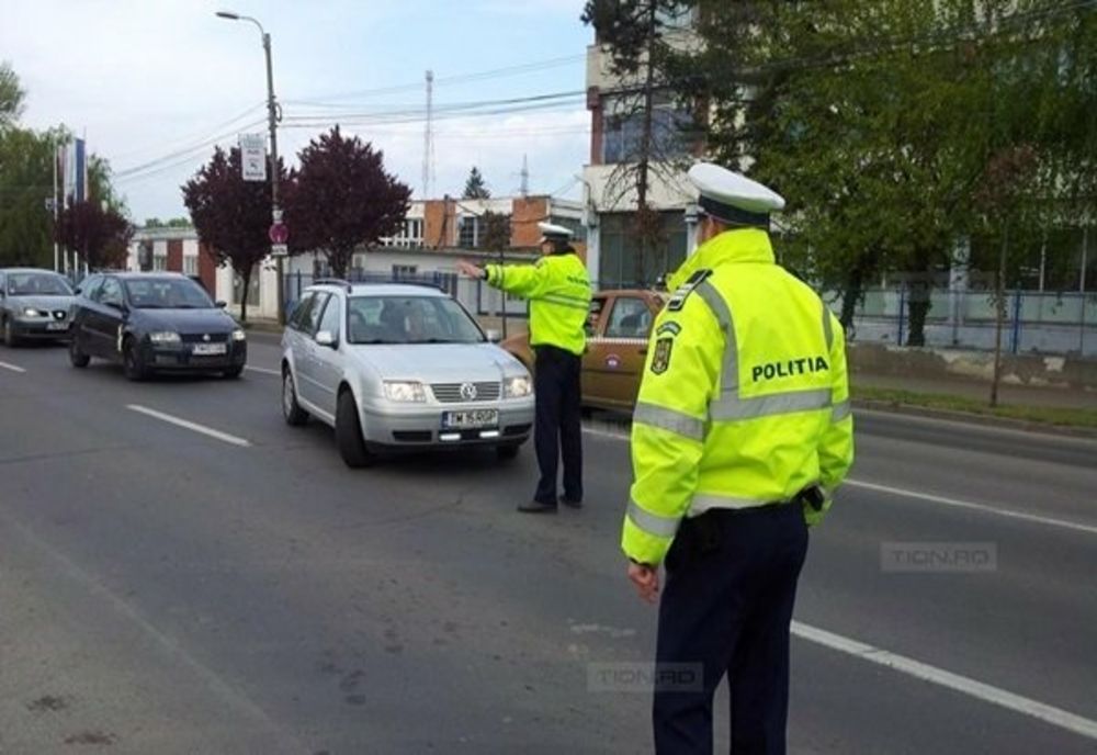 Singur în mașină, s-a mutat pe scaunul din dreapta după ce a fost oprit în trafic de polițiști