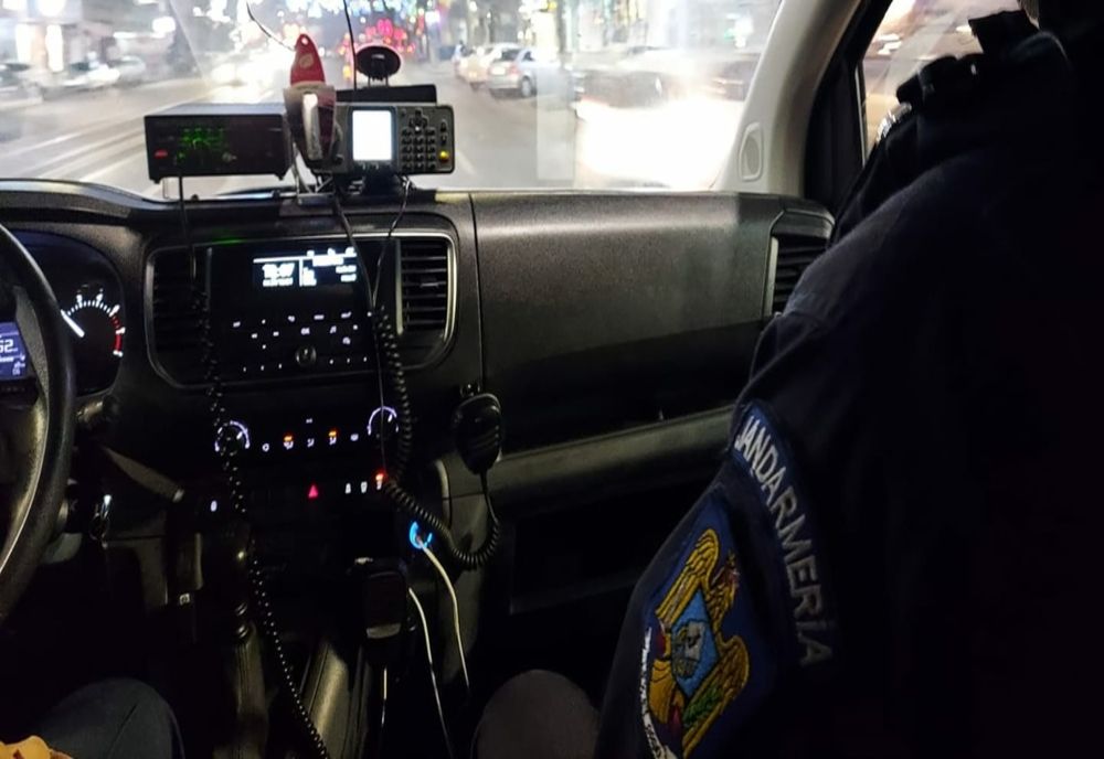 Două gălățence amendate cu 2.000 lei pentru gălăgia pe care o făceau într-un apartament din municipiul Brăila, după miezul nopții