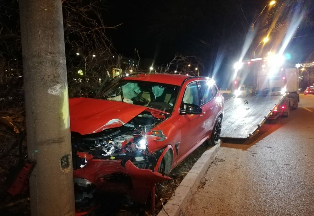 Un brăilean a intrat cu maşina într-un copac şi un stâlp de iluminat public pe strada Brăilei, din municipiul Galaţi