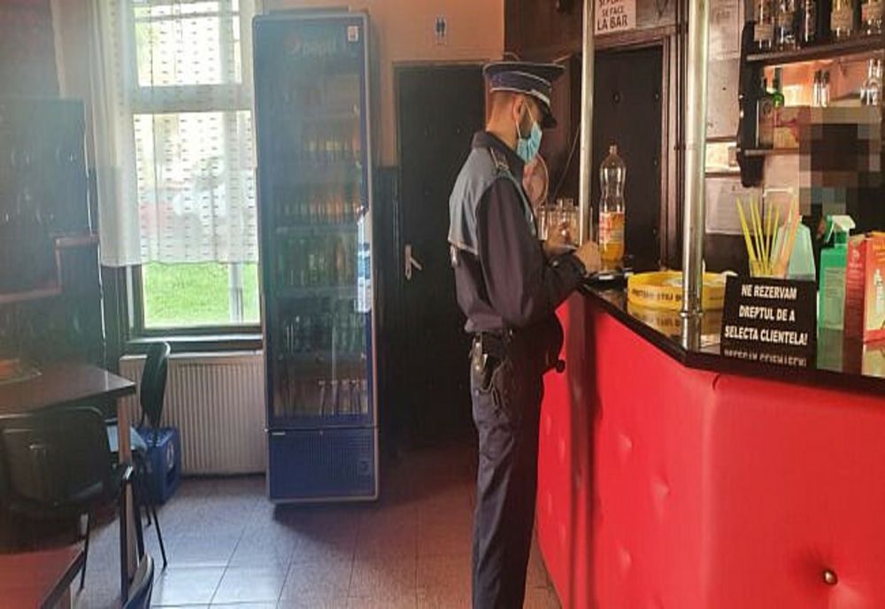 Bar închis temporar pentru o perioadă de 30 de zile pentru că băuturi alcoolice, deși activitatea barurilor în interiorul acestora este interzisă