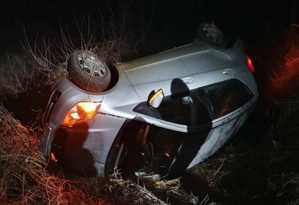 Deși nu avea permis, dar aflat sub influența alcoolului, a sustras mașina unui consătean și s-a răsturnat cu ea în șanț
