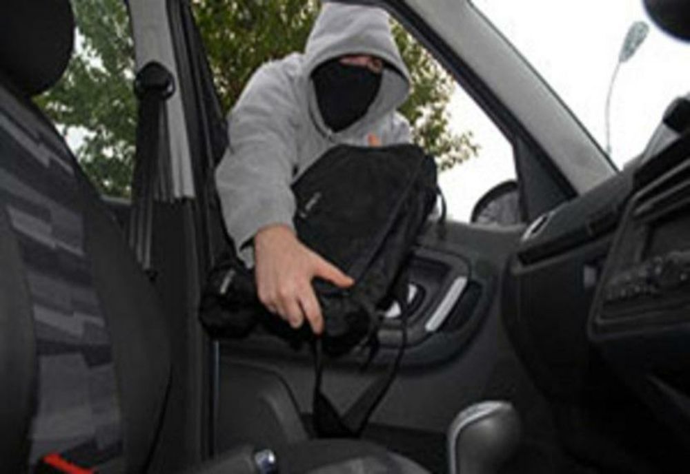 Minor de 14 ani identificat de polițiști ca autor de furturi din autovehicule