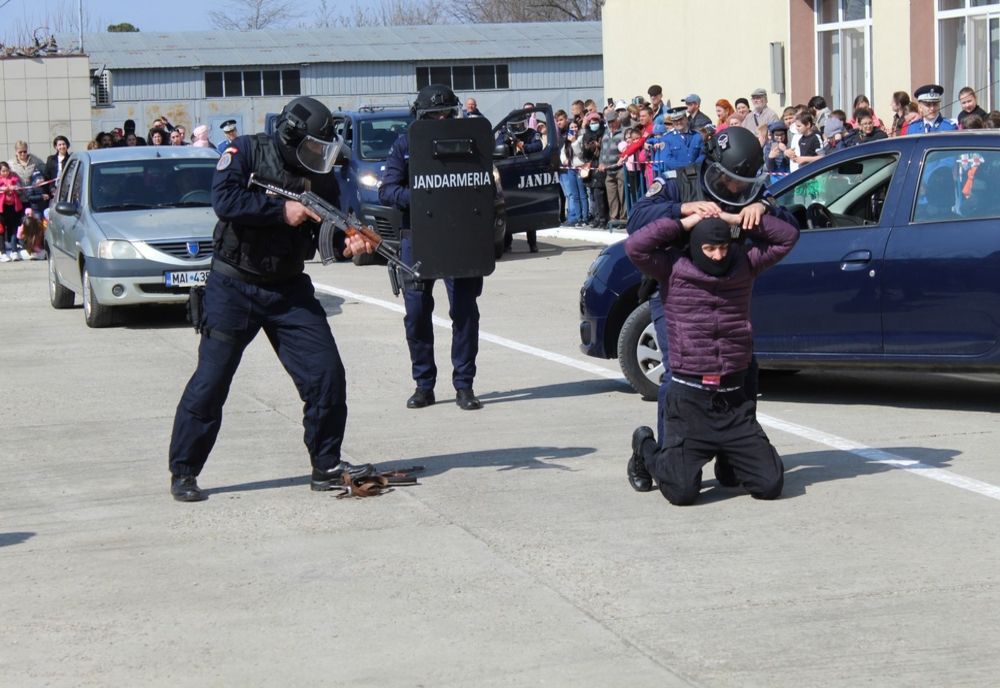 Video: Sute de elevi și preșcolari au asistat la exercițiile demonstrative ale jandarmilor brăileni