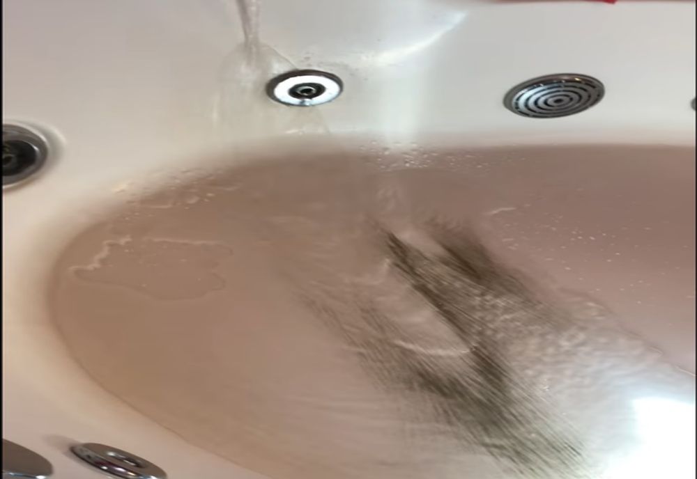 Video: Duș cu nămol în satul Drogu