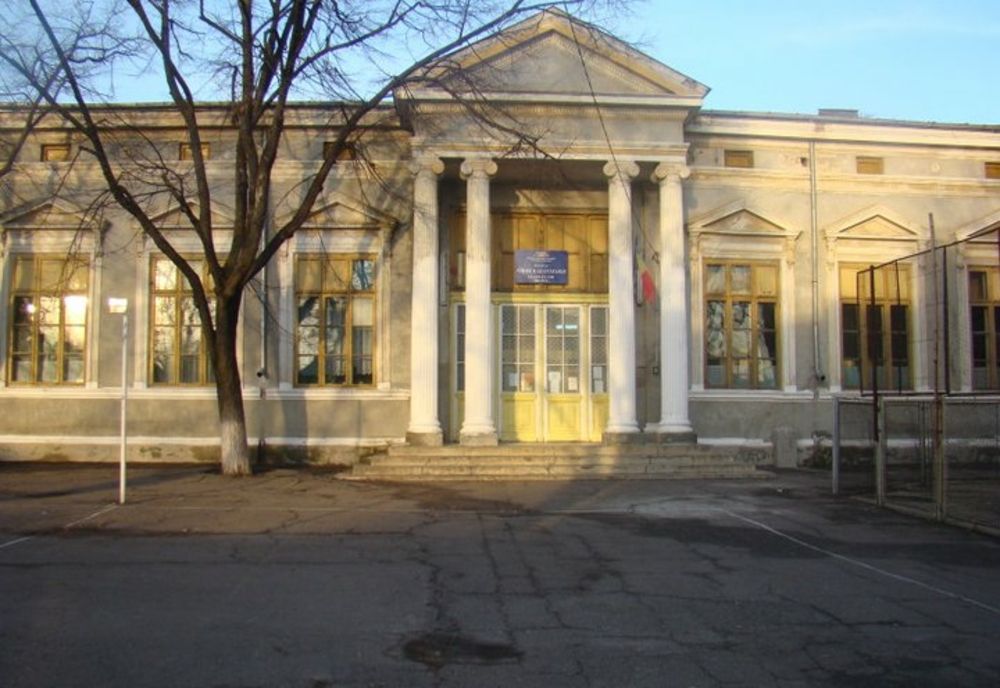 Un elev de la Școala ”Nikos Kazantzakis” din Brăila a luat 2.95 la Evaluarea Națională deși avea media 9.59 în gimnaziu. Directoarea școlii spune că anturajul l-a stricat