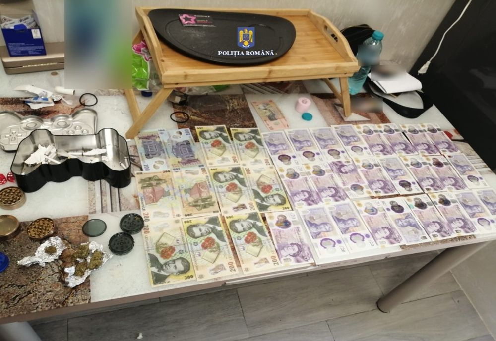 Percheziții efectuate de polițiștii brăileni la domiciliile a două tinere bănuite de furt