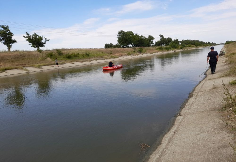 Scafandri caută un bărbat de 66 de ani posibil înecat într-un canal de irigații