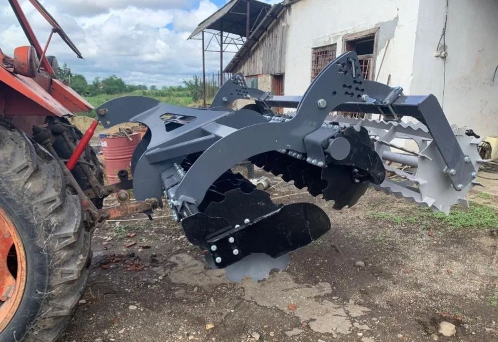 Un bărbat fără permis, care conducea un tractor cu disc agricol, a lovit și avariat o mașină parcată