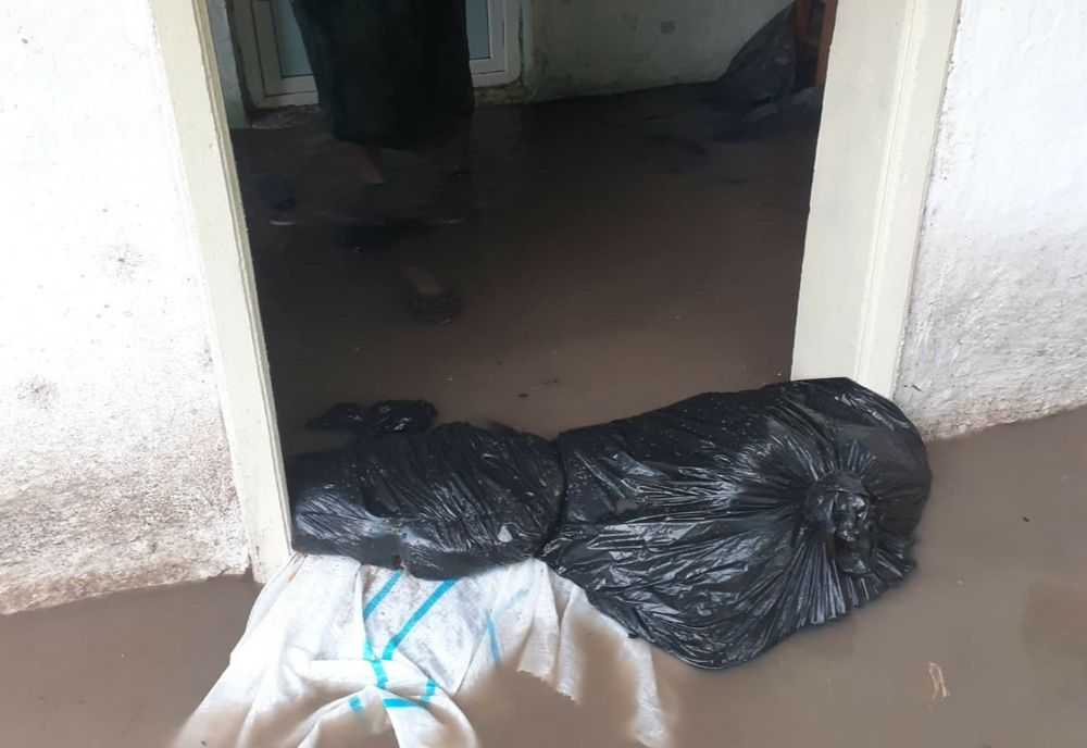 Locuință din Lanurile inundată în urma ploii din această seară