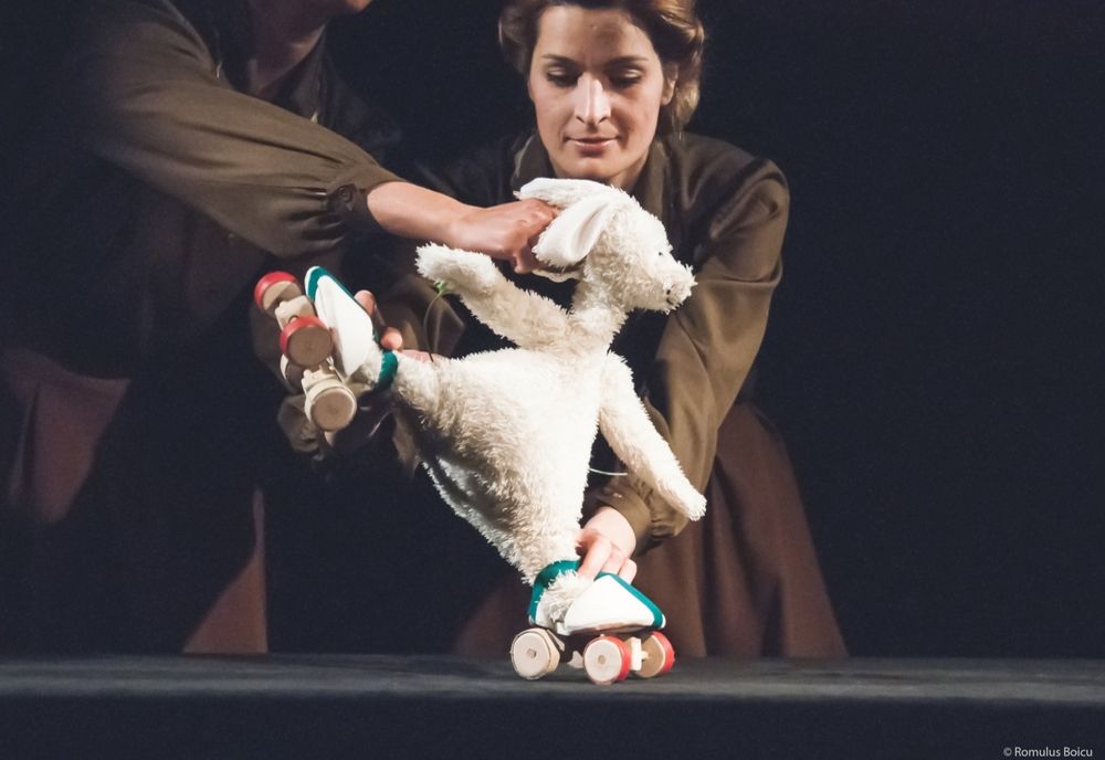 Piesa ”Iepurele Alb” a Teatrului de Artă București, în programul Festivalului Internațional de Teatrul și Arte Permormative - Brăila 2022