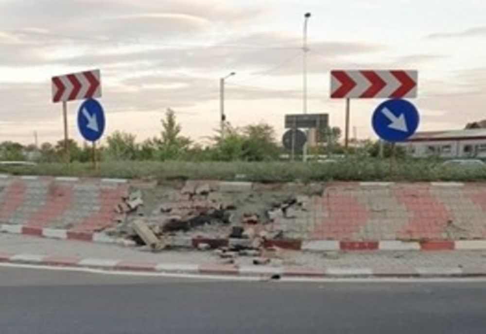 Un șofer sub influența băuturilor alcoolice a intrat cu mașina în sensul giratoriu de la Lacu Sărat și s-a răsturnat