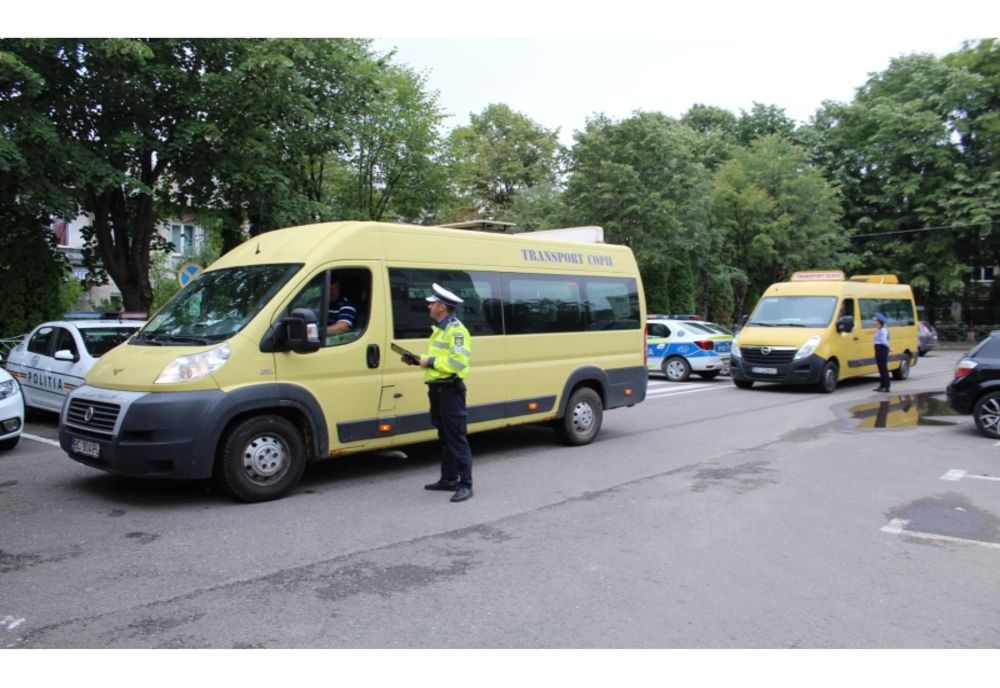 Polițiștii de la rutieră derulează activităţi educativ-preventive şi de verificare a autovehiculelor special destinate transportului de elevi