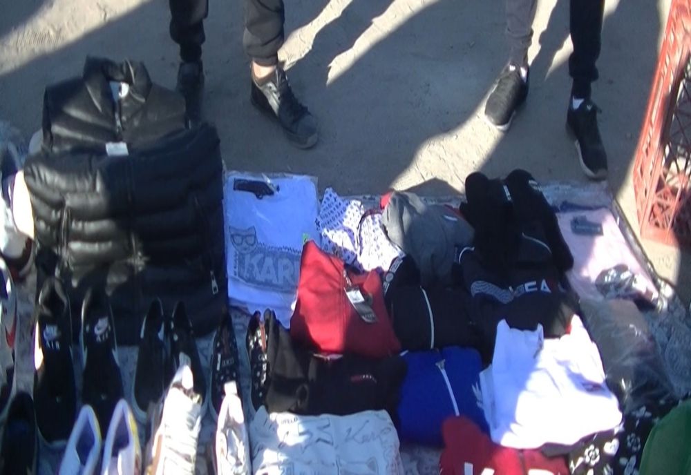 video: Haine și încălțăminte de ”firmă” vândute de pe pătură în Oborul de animale