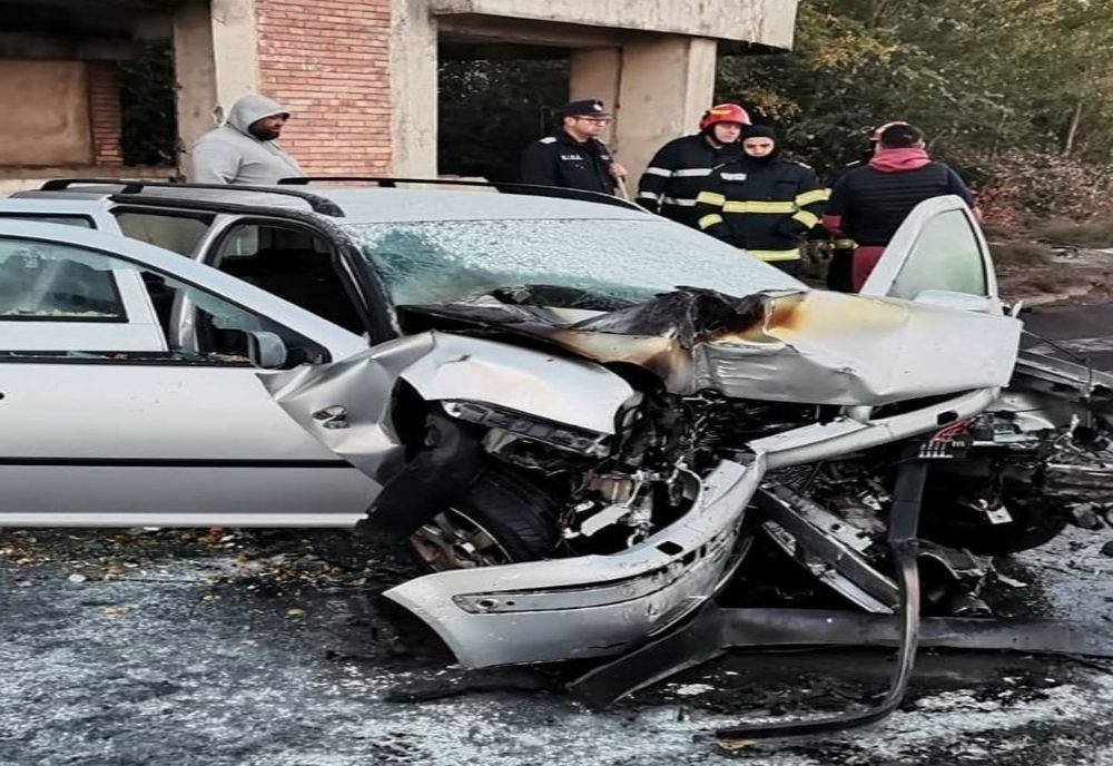 A pierdut controlul volanului și a intrat în clădirea pasajului pietonal