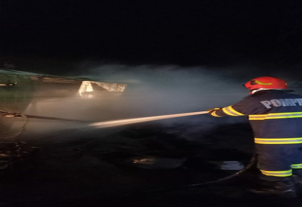 Foto: Foc pus intenționat care a distrus un garaj în care funcționa o vulcanizare în comuna Jirlău