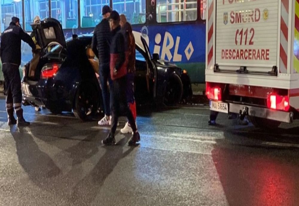 A intrat cu viteză în intersecție și s-a oprit într-un tramvai oprit în stație