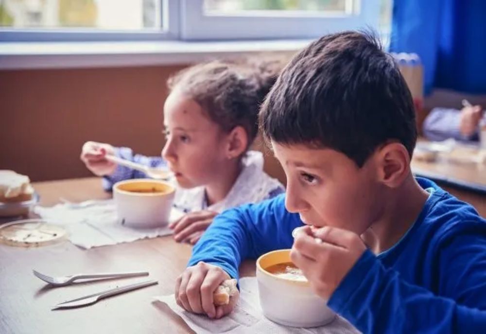 Opt școli din județul Brăila incluse în programul-pilot „Masa caldă în școli”