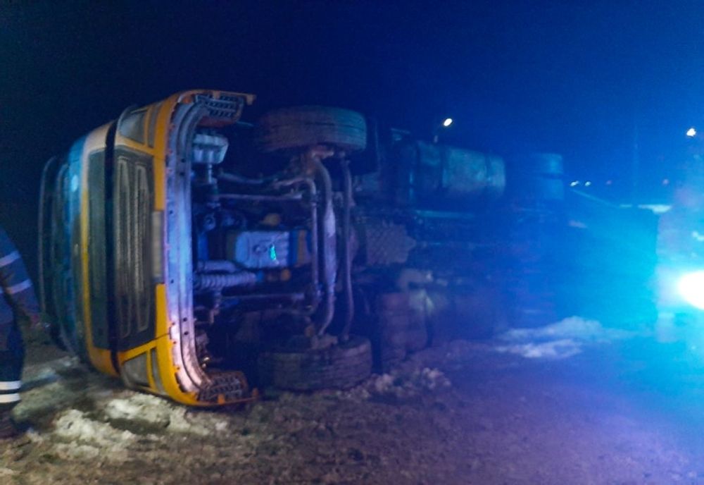 A Intrat cu TIR-ul în parapetul de beton și s-a răsturnat