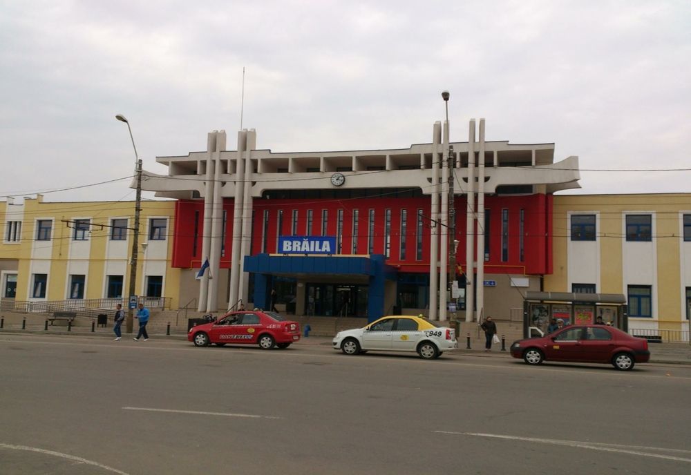 Brăilean aflat în arest la domiciliu pentru furt calificat și tentativă la furt calificat, găsit de polițiști în gara CFR Brăila