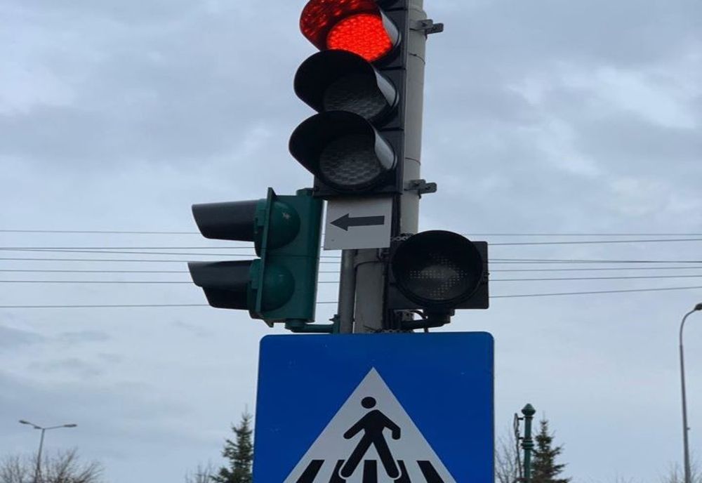 A forțat culoarea roșu a semaforului de pe Calea Călărașilor, la intersecția cu strada Mihai Bravu