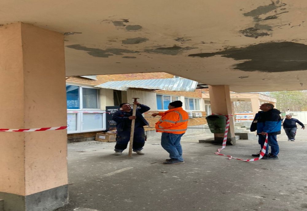 Atenție! Cad grinzi ornamentale de pe clădirea Spitalului Clinic Județean de Urgență Brăila
